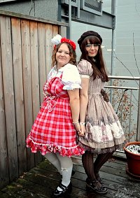 Cosplay-Cover: Bodyline Kleid in rot-weiß Kariert