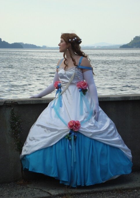 Cosplay-Cover: Platina Haine Rosenballkleid