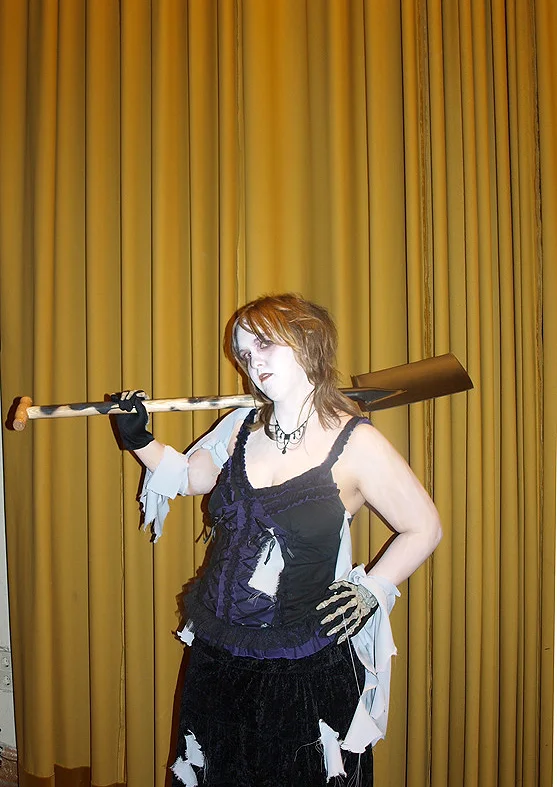 Cosplay-Cover: Totengräberin [Death Business Club]