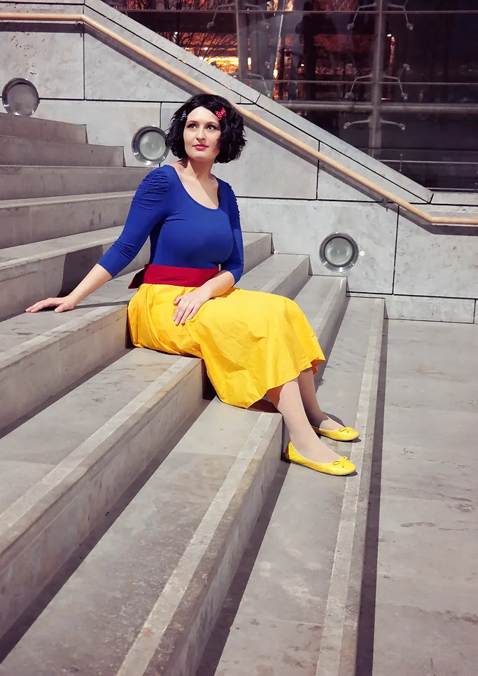 Cosplay-Cover: Schneewittchen University Style