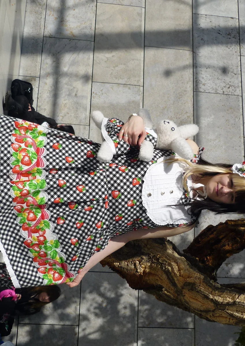 Cosplay-Cover: Schwarz-weiß Erdbeerkleid