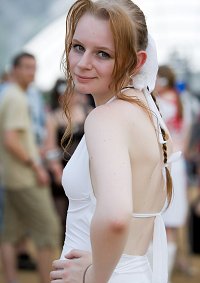 Cosplay-Cover: Aeris in weiß