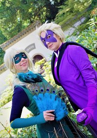 Cosplay-Cover: Mrs. Agreste [Peacock Miraculous Holder]