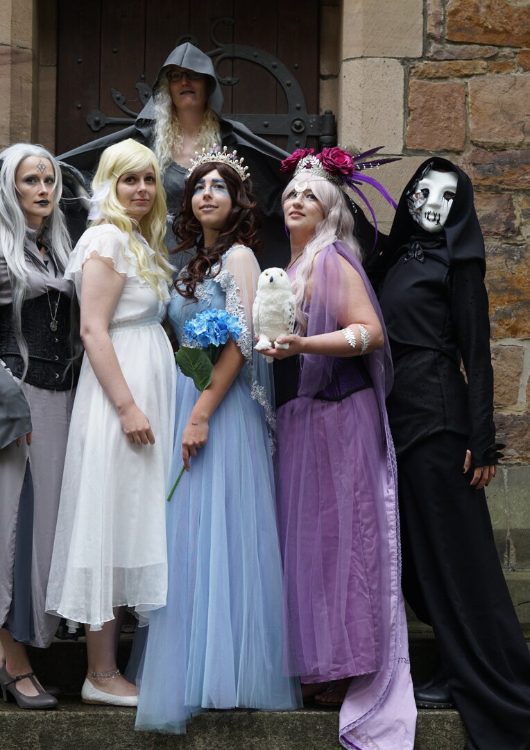 Cosplay-Cover: The Dignity (Die Würde) ( Tugenden Gruppe)