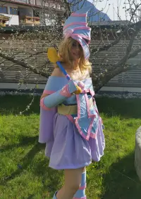 Cosplay-Cover: Schwarzes Magiermädchen