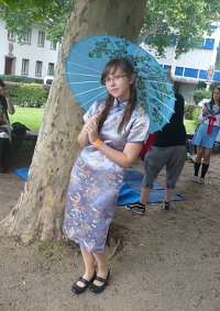 Cosplay-Cover: Regi im Cheongsam