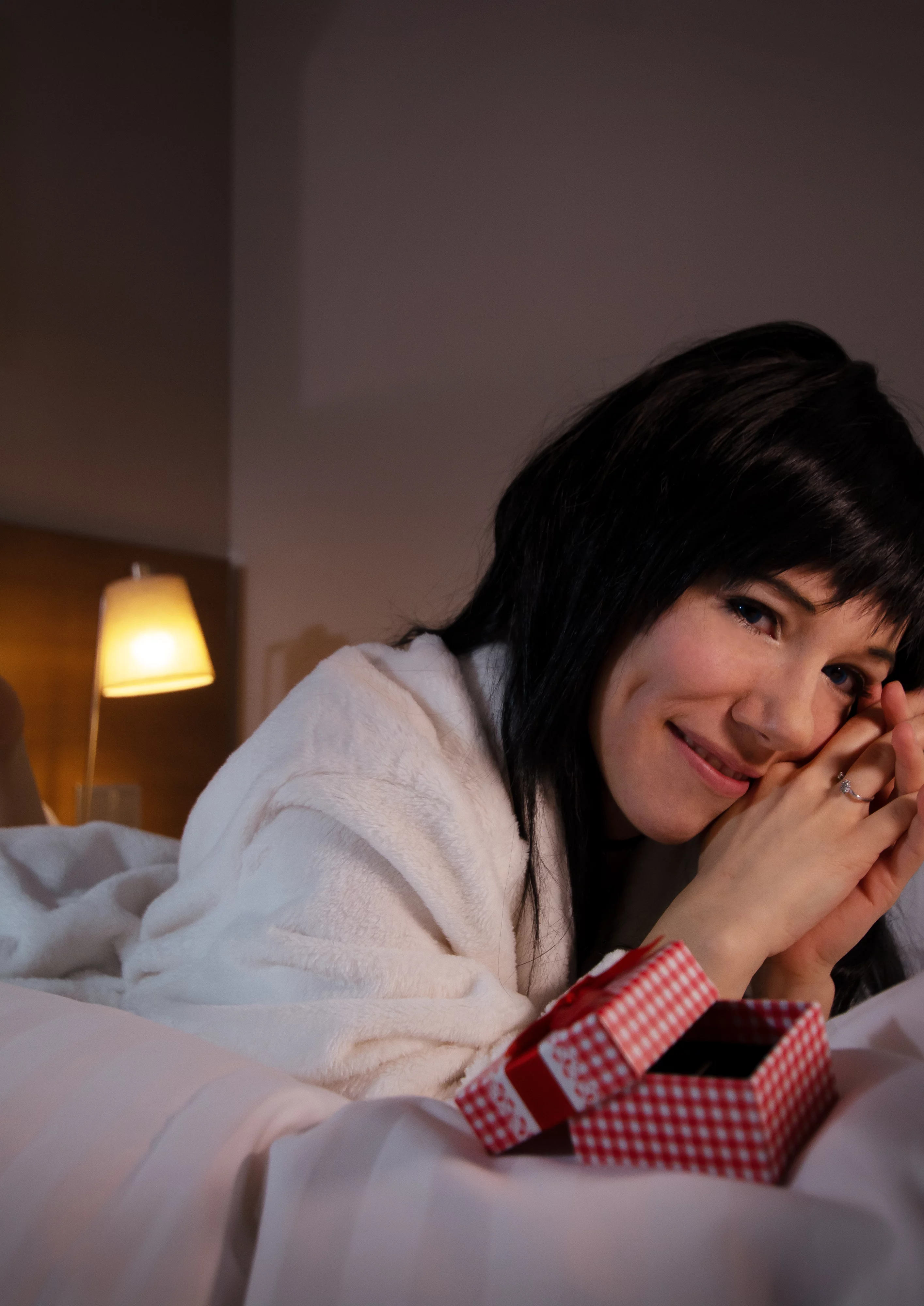 Cosplay-Cover: Hina (Hotelbademantel)