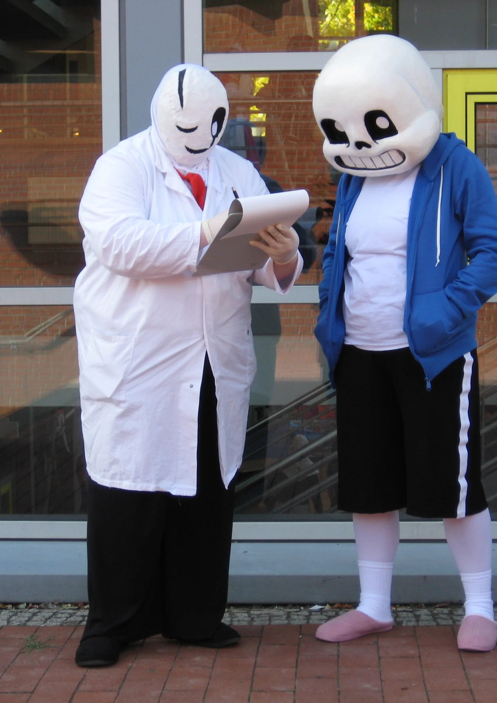 Cosplay-Cover: Gaster (Lab Coat Ver.)