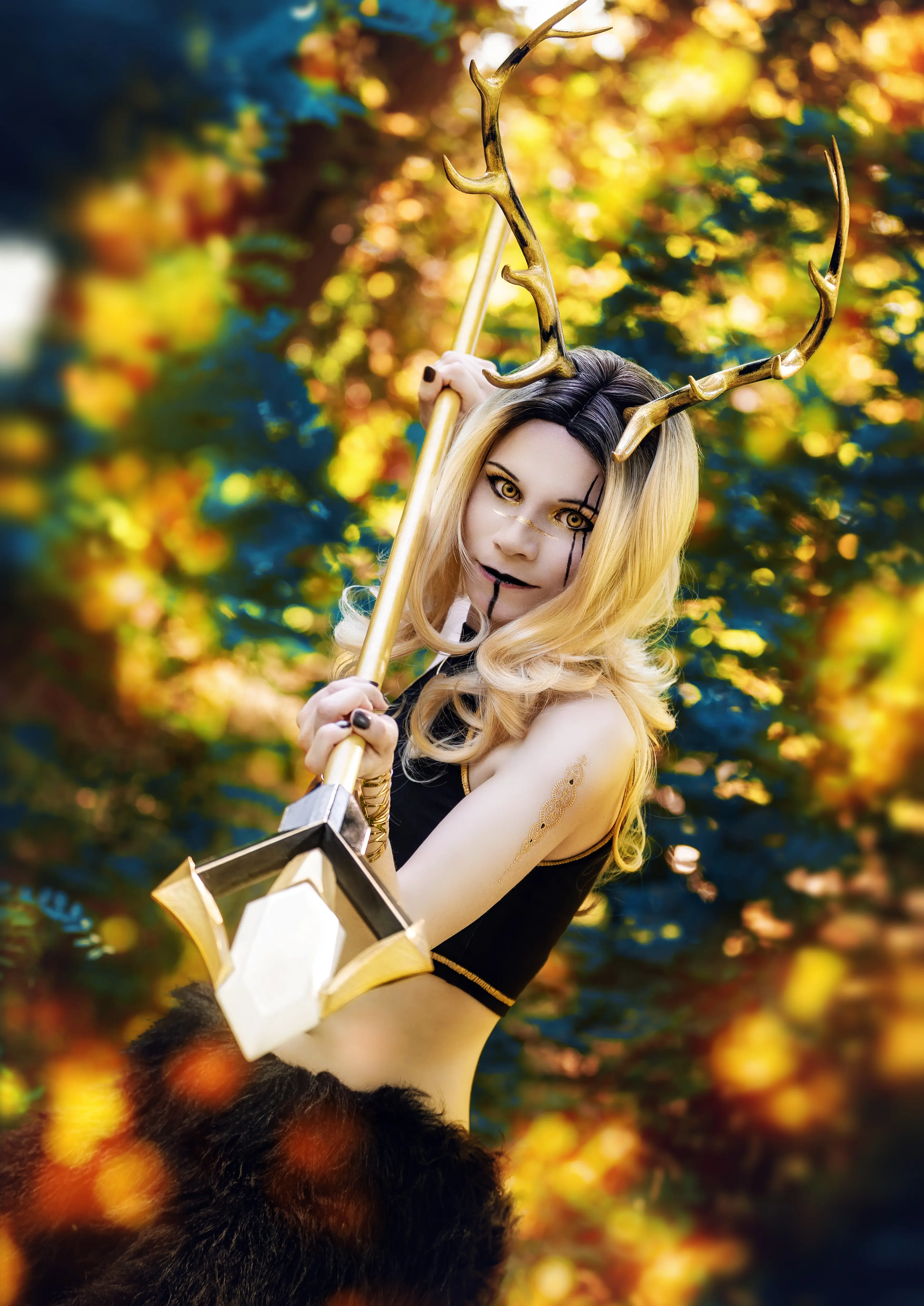 Cosplay-Cover: Alenja goldene Faun Wächterin
