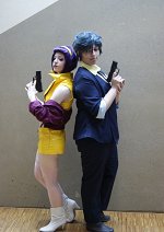 Cosplay-Cover: Faye Valentine wartet auf ein Shooting