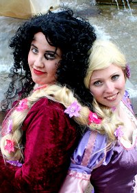 Cosplay-Cover: Mutter Gothel (Rapunzel)