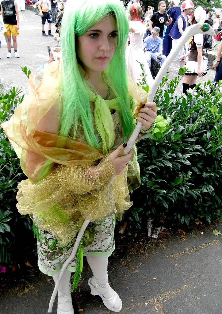 Cosplay-Cover: Smaragdos die grüne Göttin aller Steine
