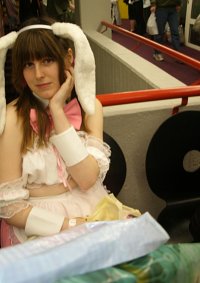 Cosplay-Cover: Pink Maid mit Bunnyohren