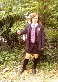 Cosplay-Cover: Ginny Weasley Schuluniform