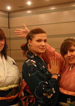 Cosplay-Cover: lain mit zöpfen im kimono