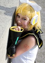 Cosplay-Cover: Kagamine Rin.