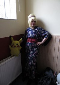 Cosplay-Cover: Blauer Blumen-Yukata