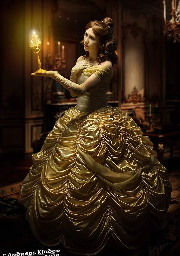 Cosplay-Cover: Belle - Ballkleid