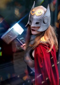 Cosplay-Cover: Female Thor aka Jane Foster