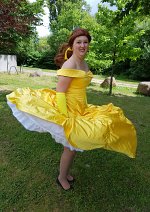 Cosplay-Cover: Belle (goldenes Kleid)