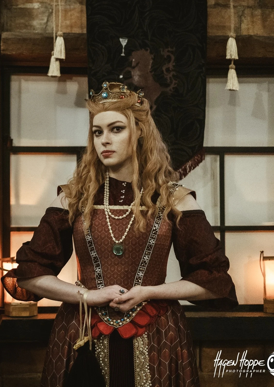 Cosplay-Cover: Anna Henrietta: Rotes Kleid