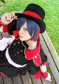 Cosplay-Cover: Ciel Phantomhive [Erdbeeroutfit]