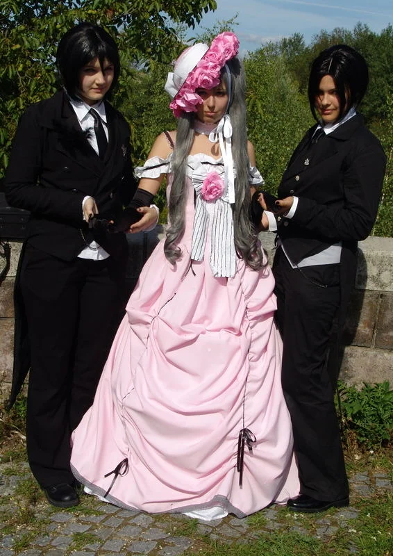 Cosplay-Cover: Ciel Phantomhive im rosa Kleid