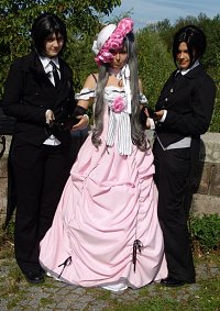 Cosplay-Cover: Ciel Phantomhive im rosa Kleid