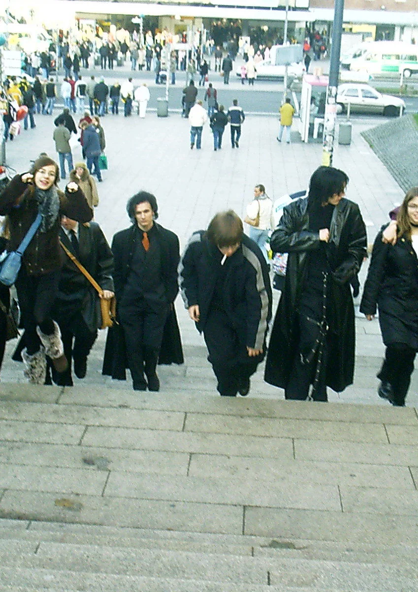 Cosplay-Cover: Typ in schwarzem Mantel