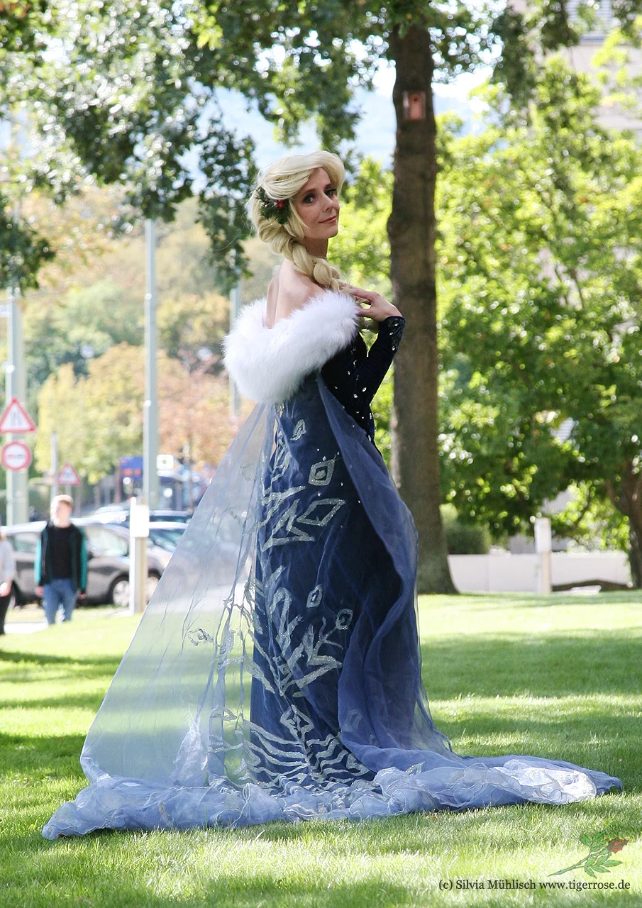 Cosplay-Cover: Elsa (Olaf taut auf)