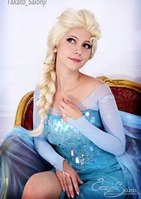 Cosplay-Cover: Elsa (Eiskleid)