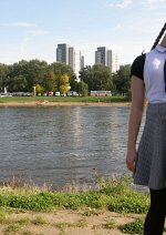 Cosplay-Cover: Schulmädchem im Pseudo-Schuluniform-Dress