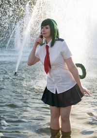 Cosplay-Cover: Tsuyu Asui [Schuluniform]