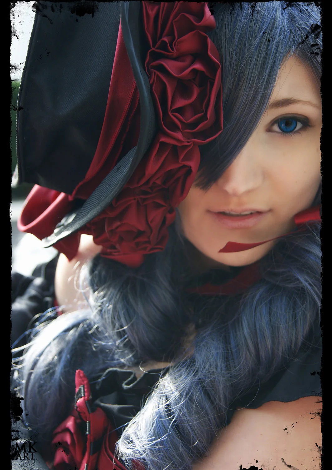 Cosplay-Cover: Ciel Phantomhive rotes Ballkleid