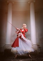 Cosplay-Cover: Saber Nero (Red Dress)