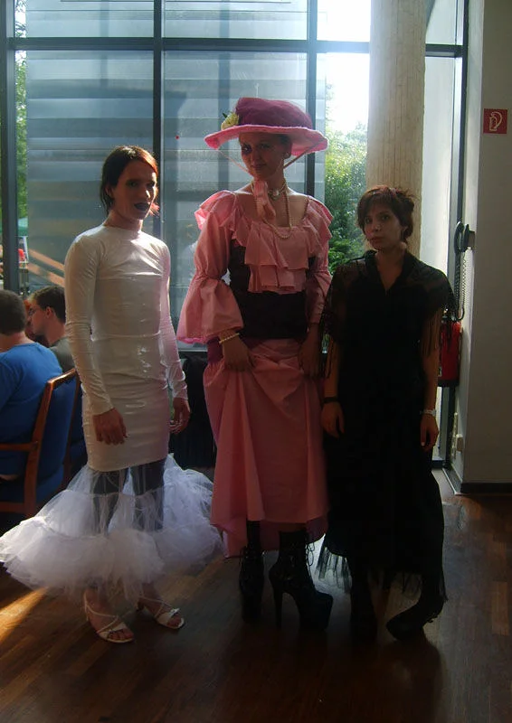 Cosplay-Cover: Weißes Kleid Im Stil von