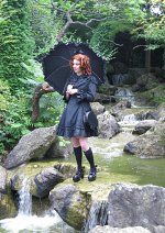 Cosplay-Cover: Kuro-Lolita mit Rotschopf