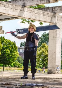 Cosplay-Cover: Cloud Strife (Remake)