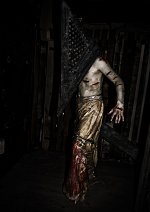 Cosplay-Cover: Red Pyramid Thing (Pyramid Head)