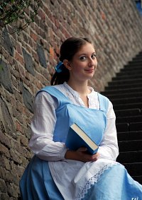 Cosplay-Cover: Belle (Blaues Bauernkleid)