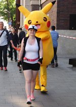 Cosplay-Cover: Pokétrainerin + Pikachu