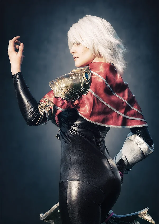 Cosplay-Cover: Crimson Elite Riven