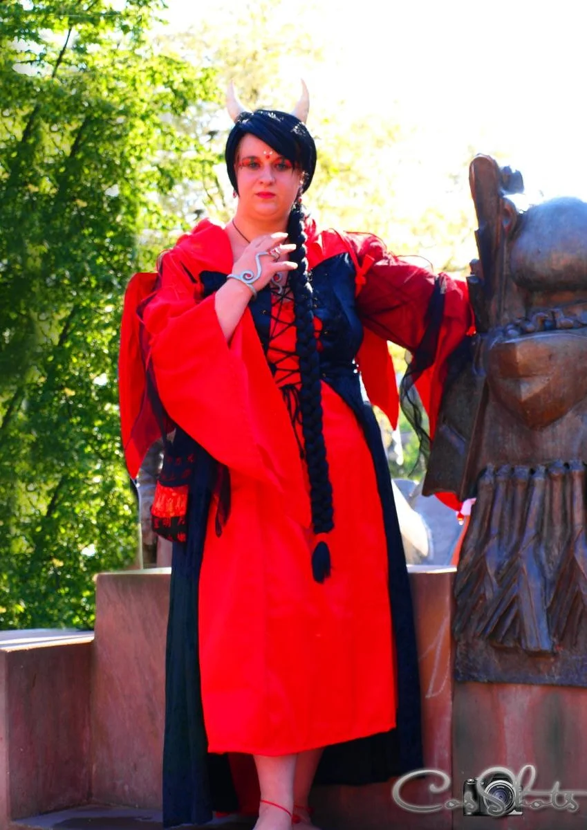 Cosplay-Cover: Dragon Priestess (Human Form)