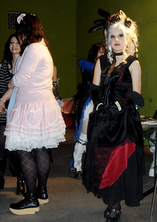 Cosplay-Cover: Pinker Pluesch Bomber