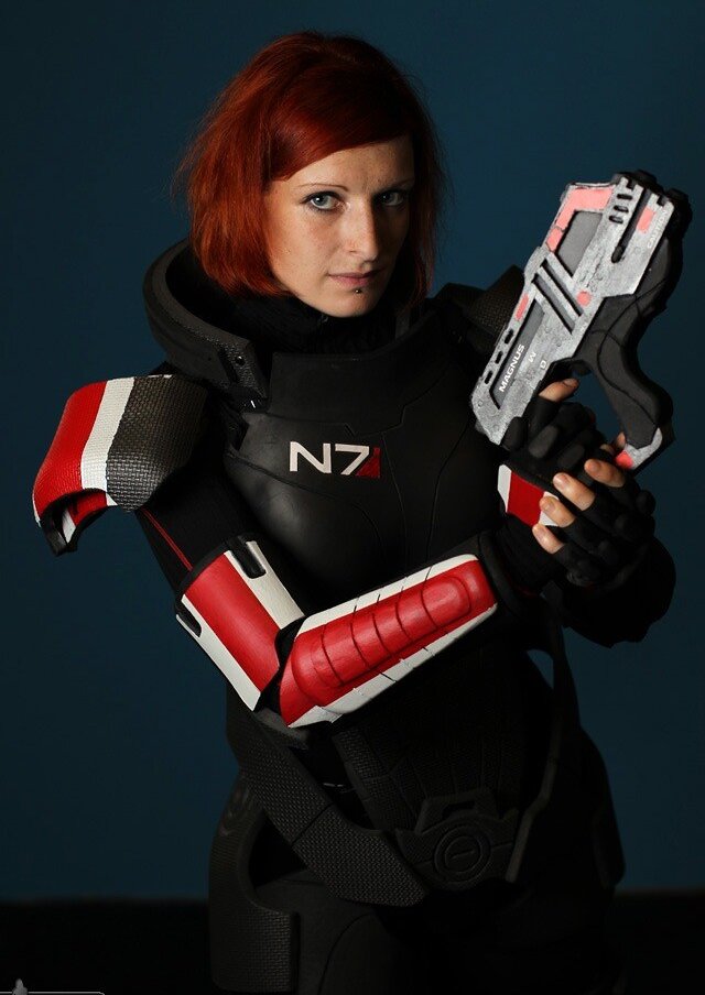 Cosplay-Cover: Commander Valkyria Shepard