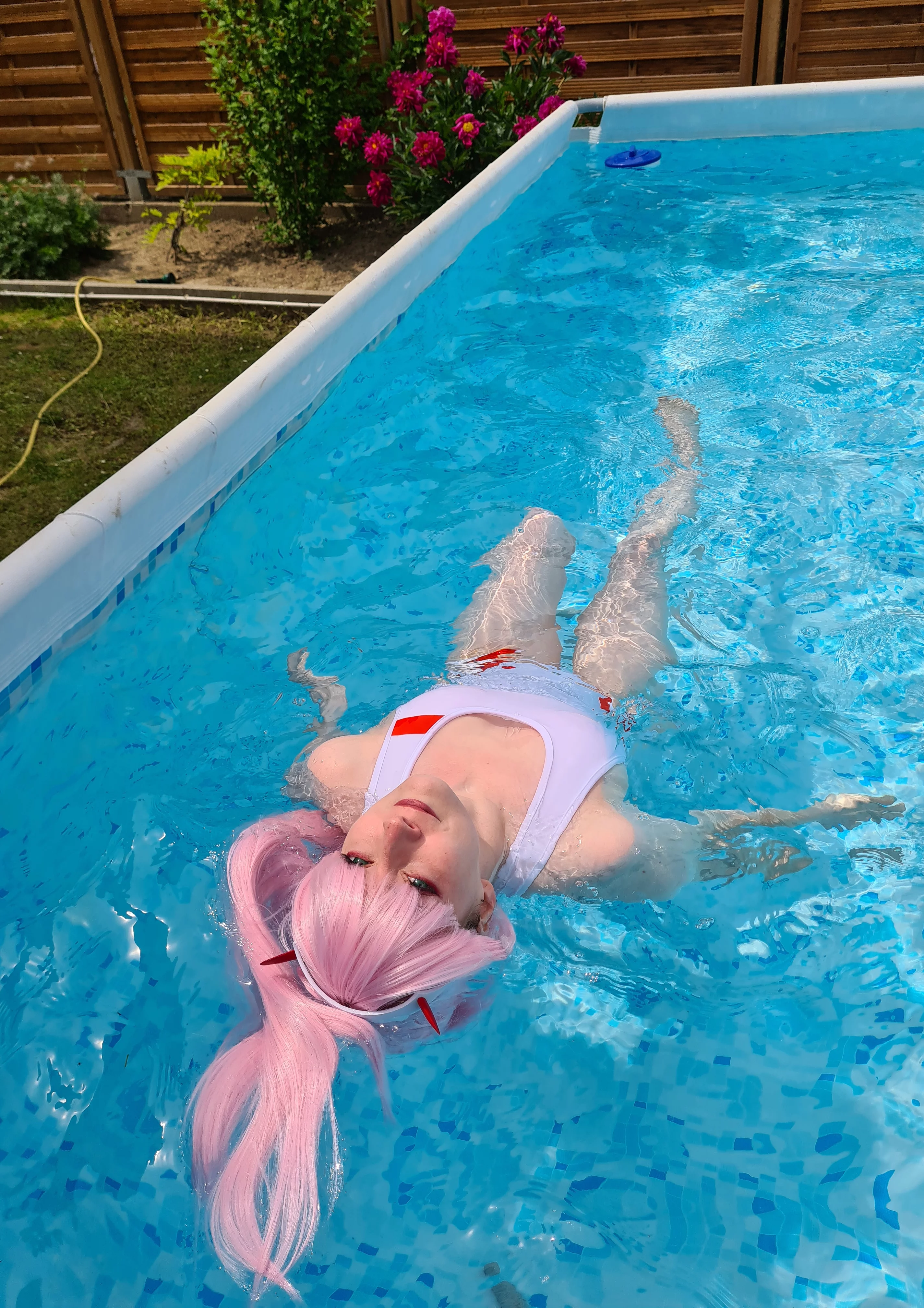Cosplay-Cover: Zero Two (Swimsuit)
