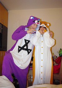 Cosplay-Cover: Akkuma(-Glücksbärchi?)