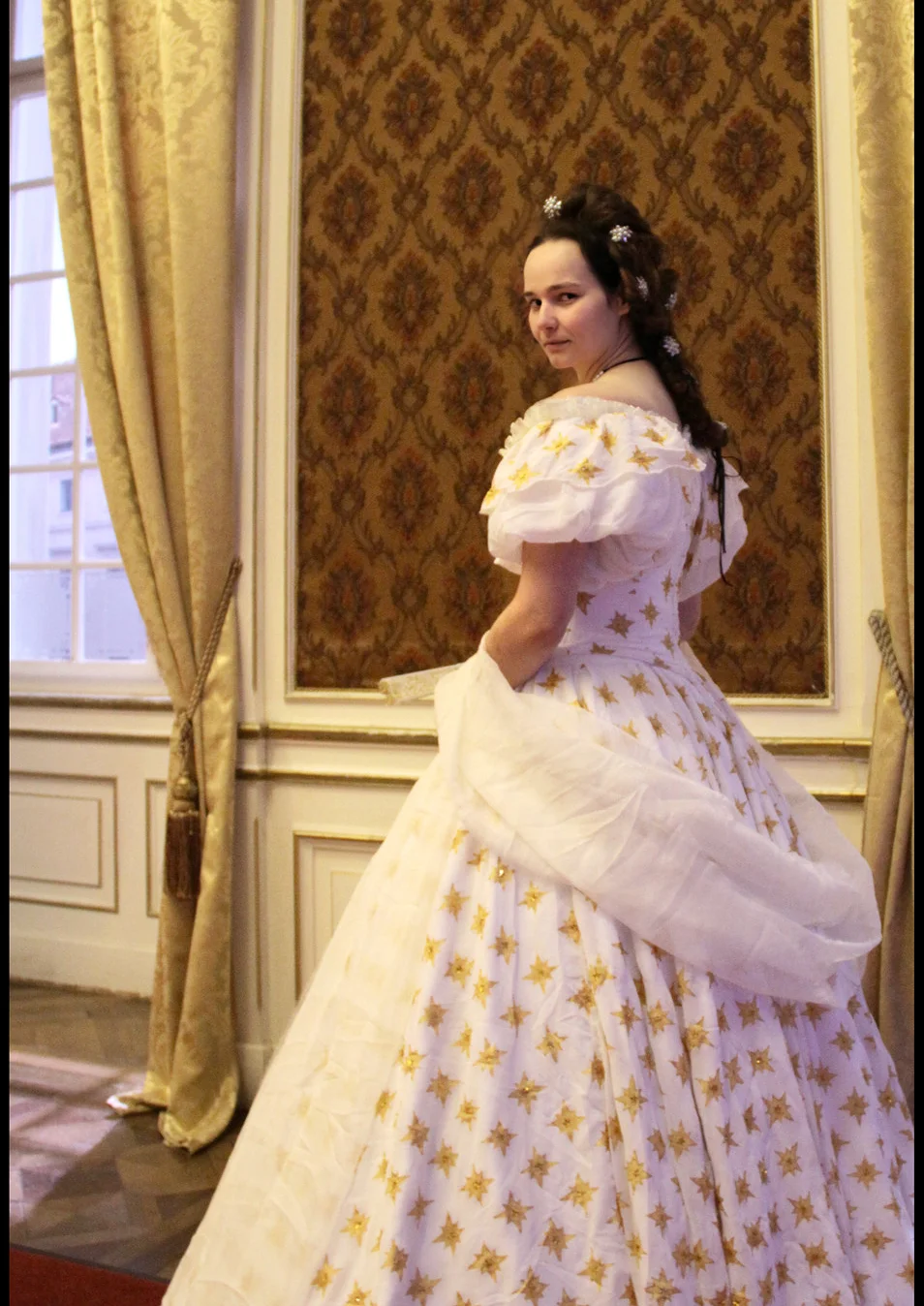 Cosplay-Cover: Elisabeth - Winterhalter Sternenkleid