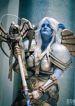 Cosplay-Cover: Draenei Priester  im Tier 5