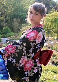 Cosplay-Cover: Yukata Kimono (schwarz/rot)